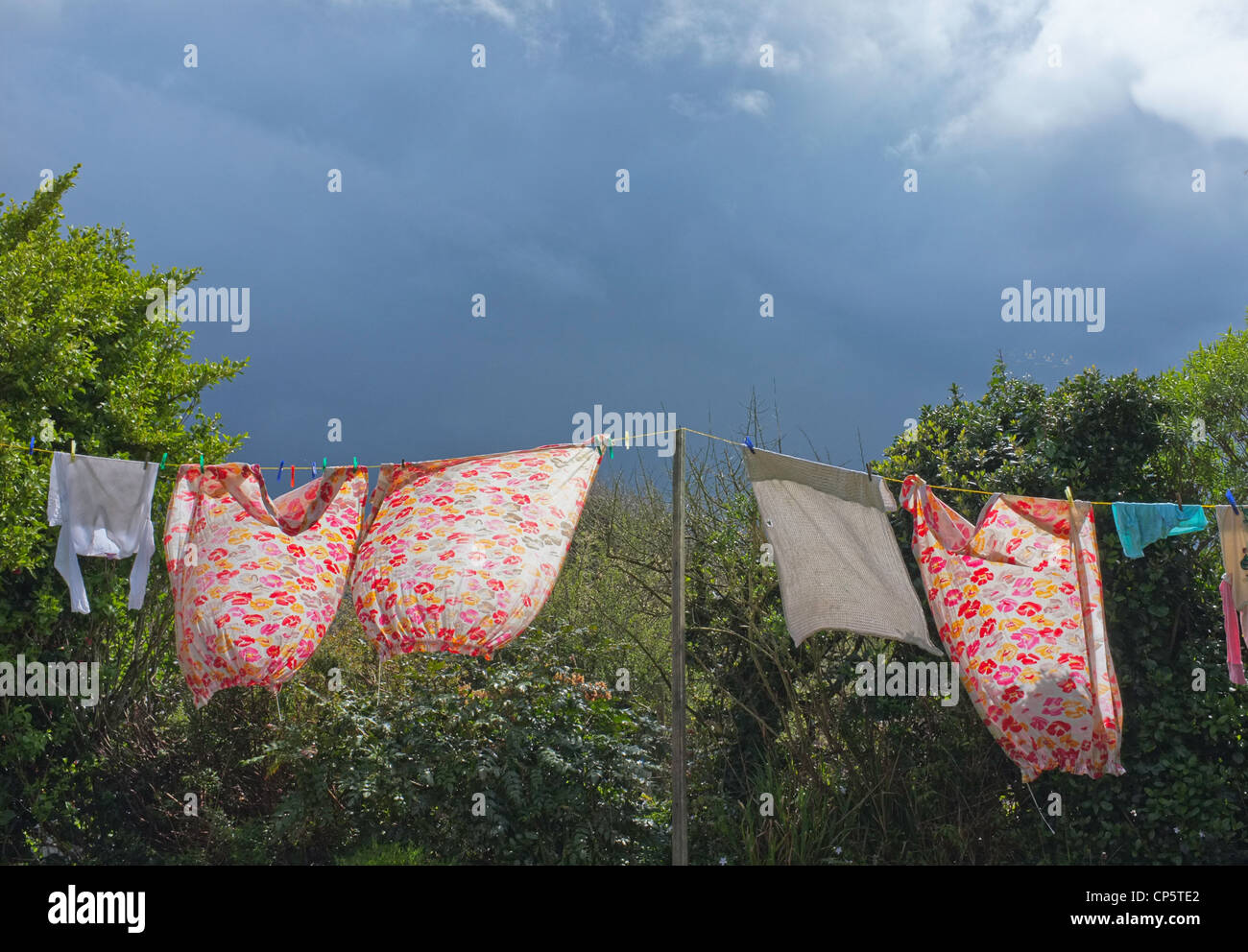 Waschen Trocknen an einem stürmischen Tag Stockfoto