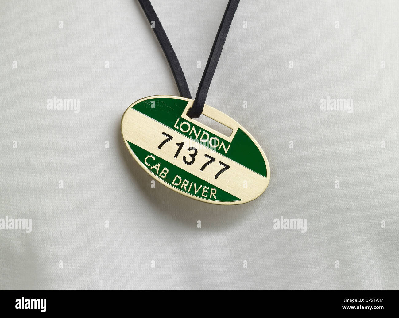 London-Taxi-Fahrer Abzeichen hängt an einem Lederband Stockfoto