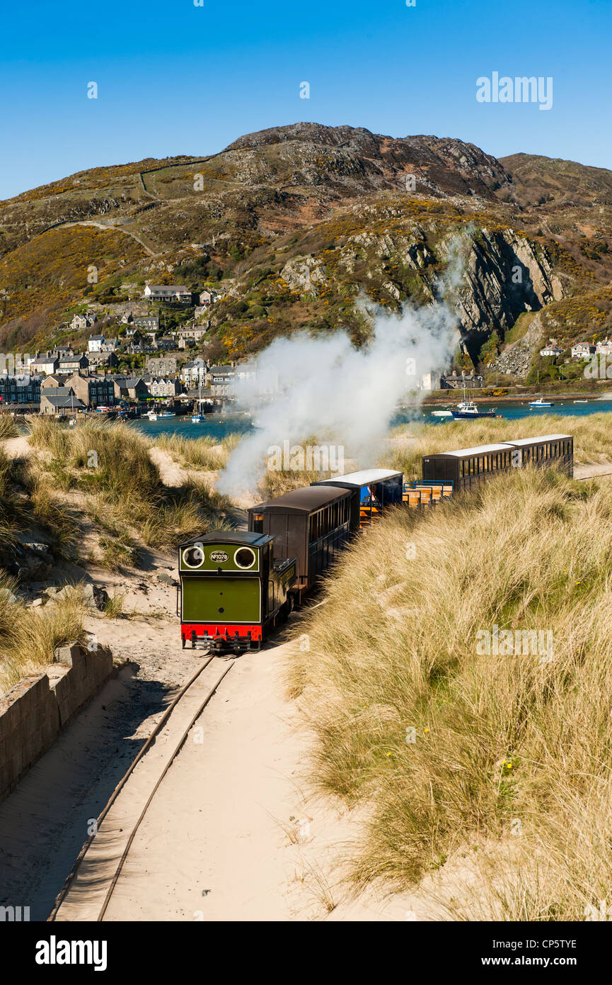 Fairbourne Miniatur-Dampfeisenbahn, Wirth Barmouth im Hintergrund Gwynedd, North Wales, UK Stockfoto