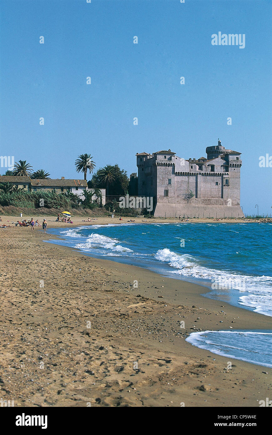 Lazio - Santa Severa, Santa Marinella Dorf. Strand und Burg. Stockfoto
