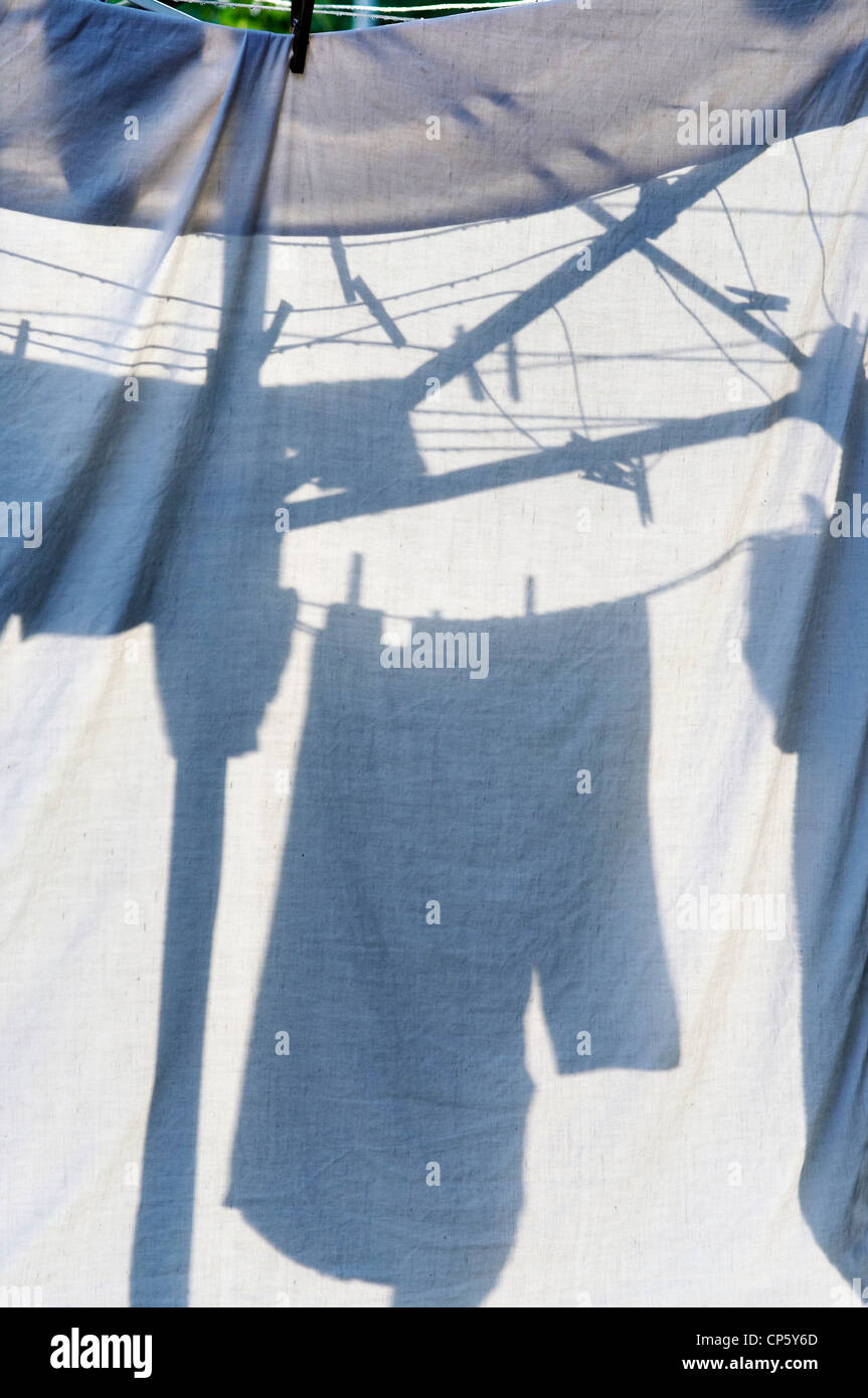 trockene Wäsche - Kleidung auf dem Gestell Stockfoto