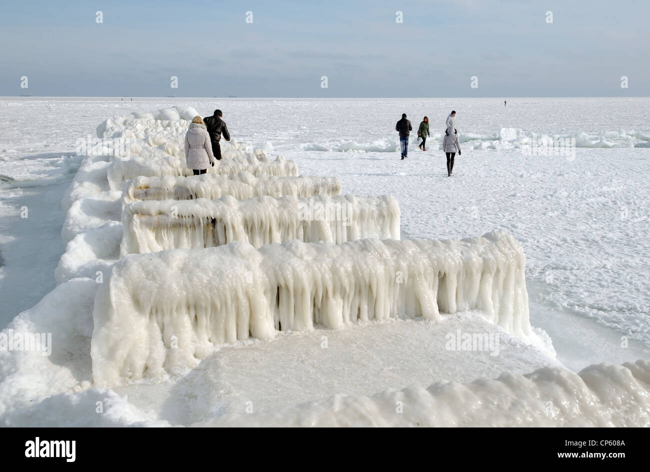 Menschen auf eisigen Pier, gefrorene schwarze Meer, ein seltenes Phänomen, Odessa, Ukraine, Osteuropa Stockfoto