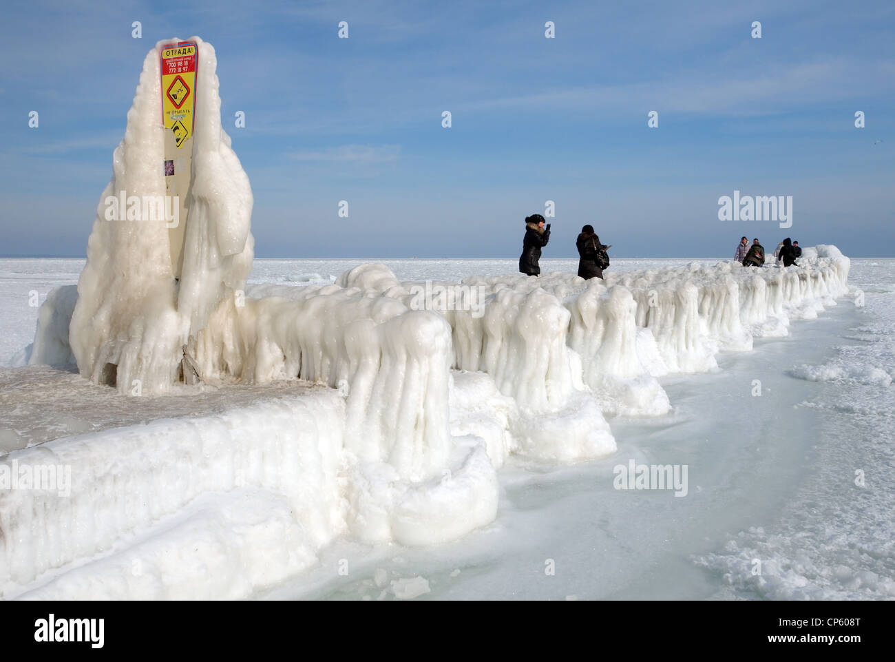 Menschen auf eisigen Pier, gefrorene schwarze Meer, ein seltenes Phänomen, Odessa, Ukraine, Osteuropa Stockfoto