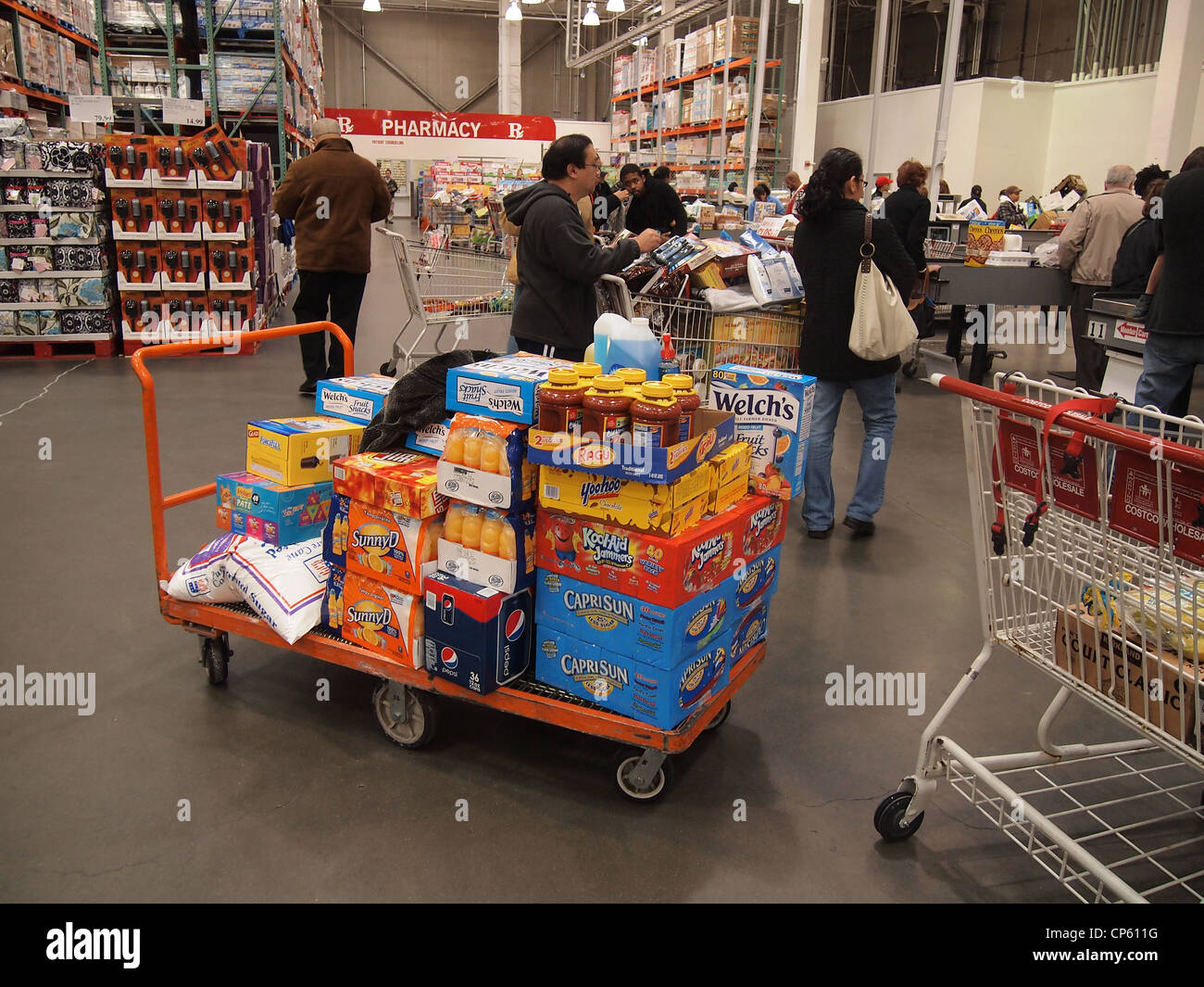 Shopper am Check-Out-Warteschlange zu Costco Wholesale, eine große Kiste USA Ladenkette, 1. Dezember 2011, © Katharine Andriotis Stockfoto