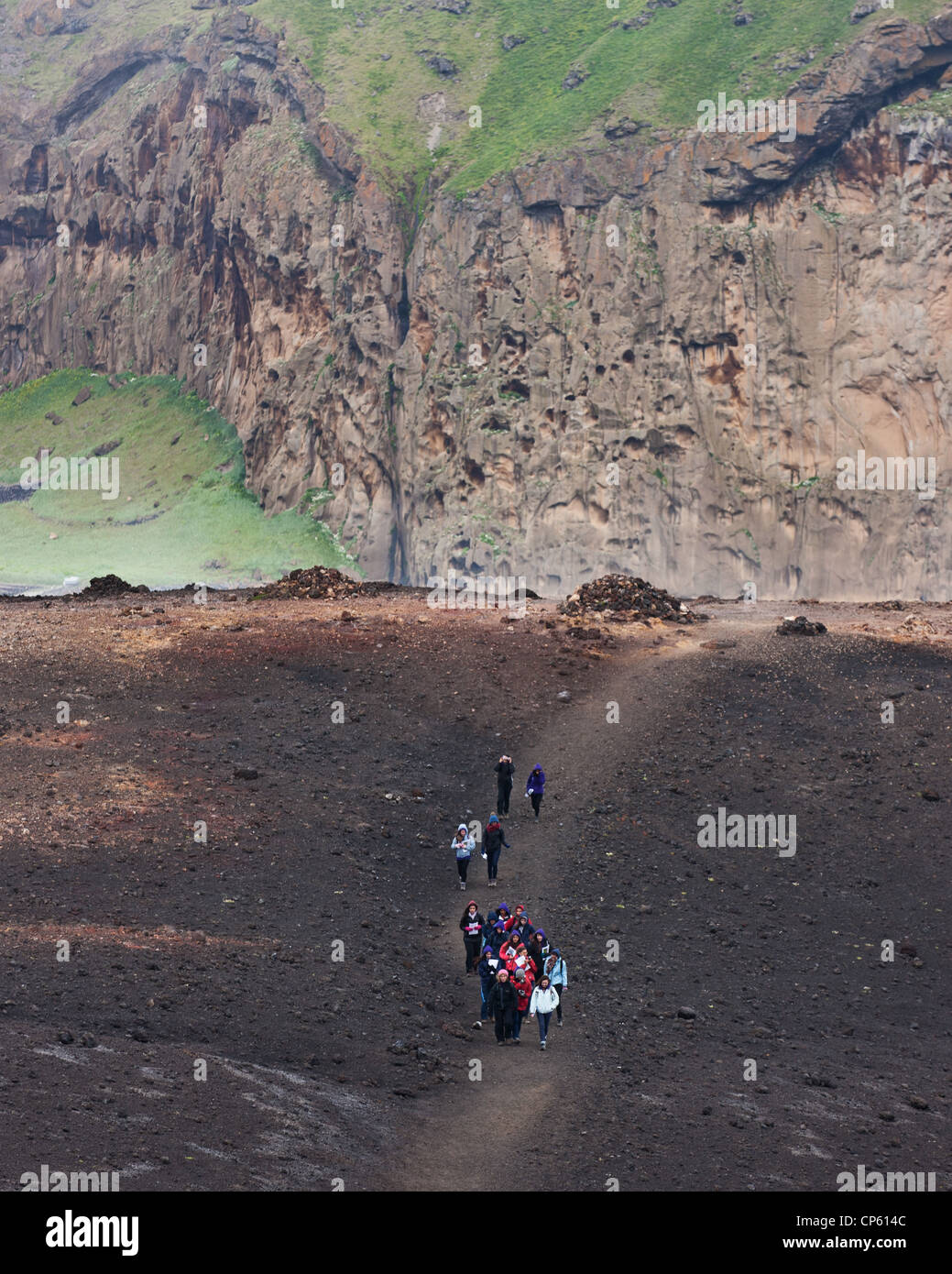 Studenten auf Tournee Vulkan Eldfell, Heimaey, Westmännerinseln, Island Eldfell Vulkan brach ("Feuerberg") zuletzt im Jahr 1973. Stockfoto