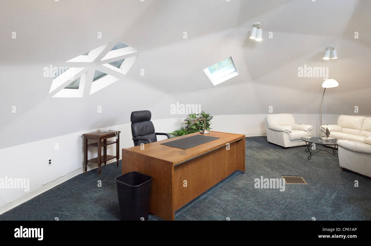 Büro im inneren geometrischen Kuppelgebäude Stockfoto