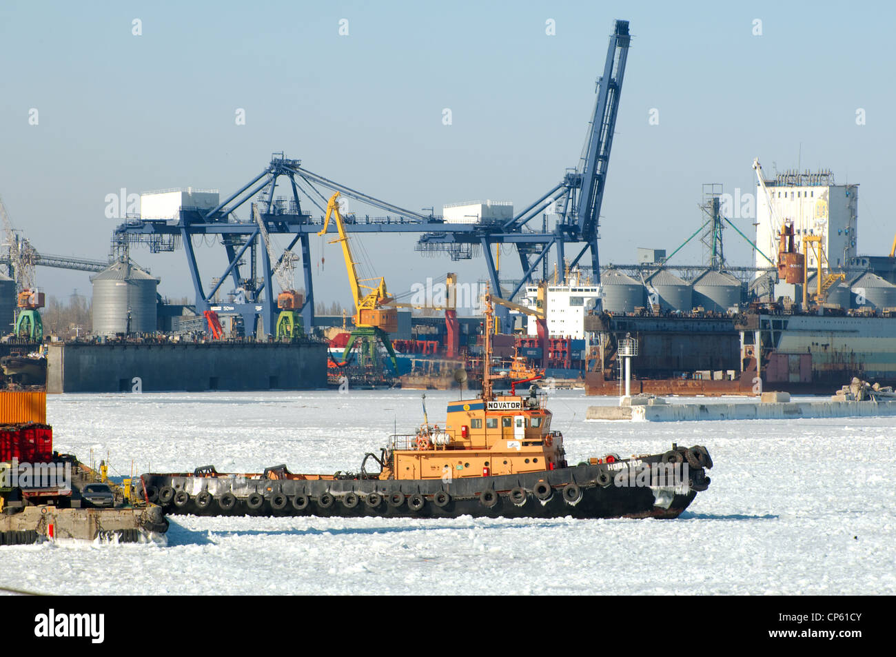 Die Hafenstadt Odessa ist durch Eis, gefrorenes Schwarzes Meer, ein seltenes Phänomen, letztmals im Jahr 1977, Odessa, Ukraine fiel blockiert Stockfoto