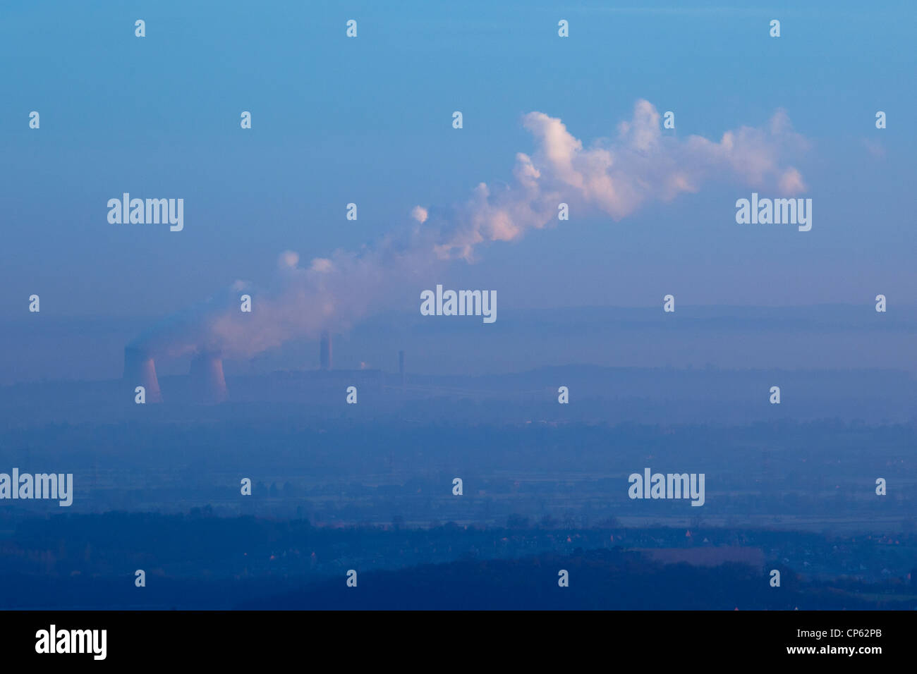Dampf steigt aus Radcliffe Kohle abgefeuert Kraftwerk im frühen Morgennebel, Leicestershire, England Stockfoto