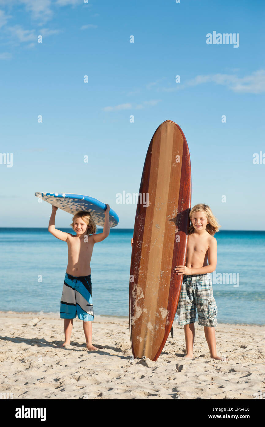 Spanien, Mallorca, Kinder mit Surfbrett am Strand Stockfoto