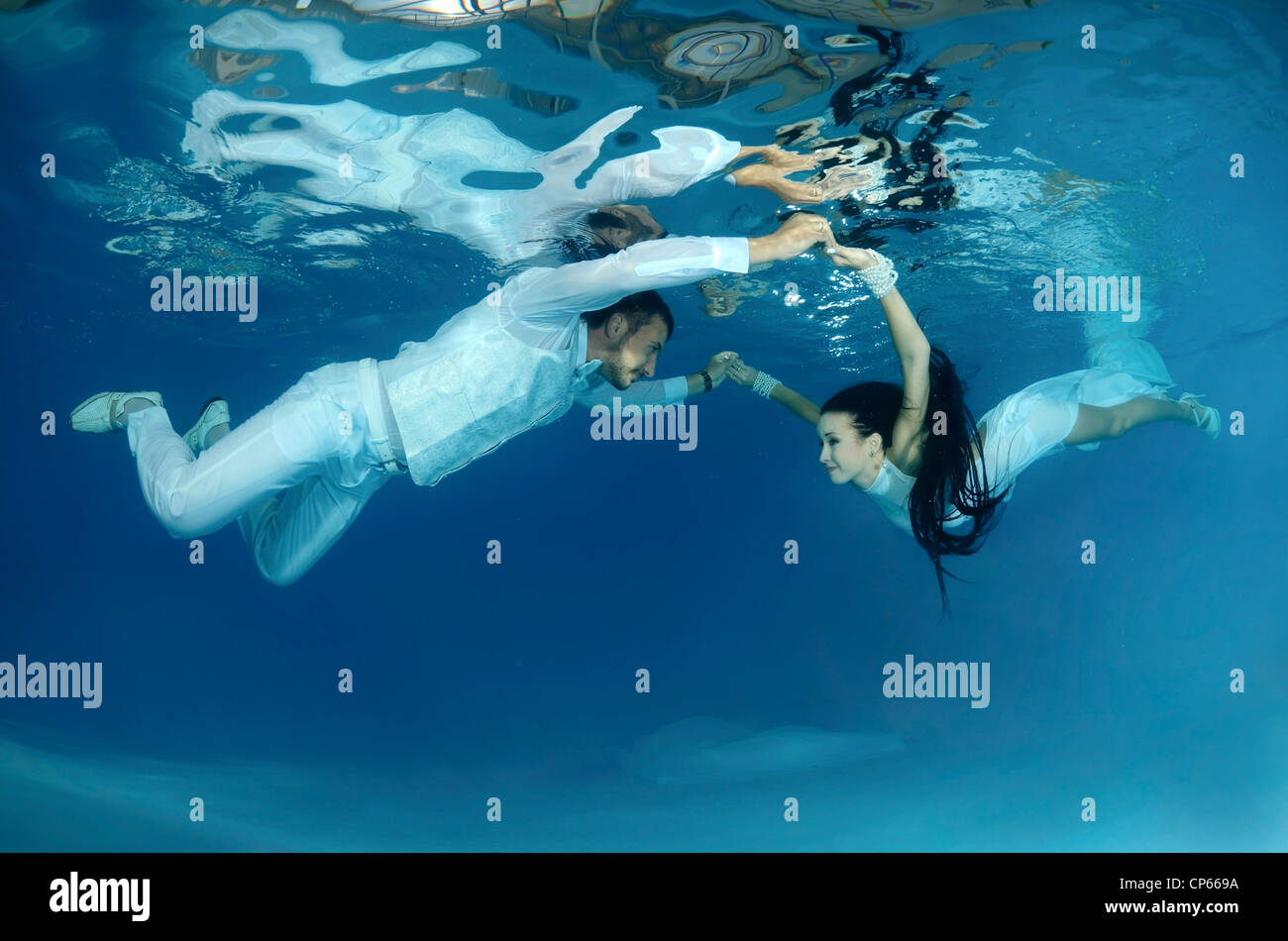 Braut und Bräutigam, Hochzeit unter Wasser in einem pool Stockfoto