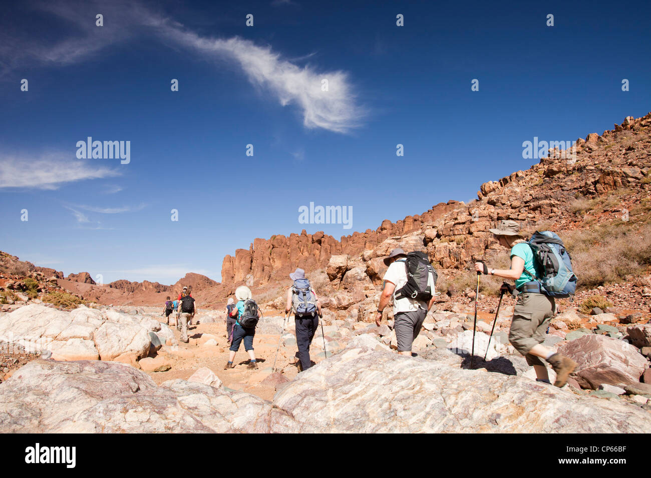 Eine Wandergruppe im Anti-Atlas-Gebirge Marokkos. Stockfoto