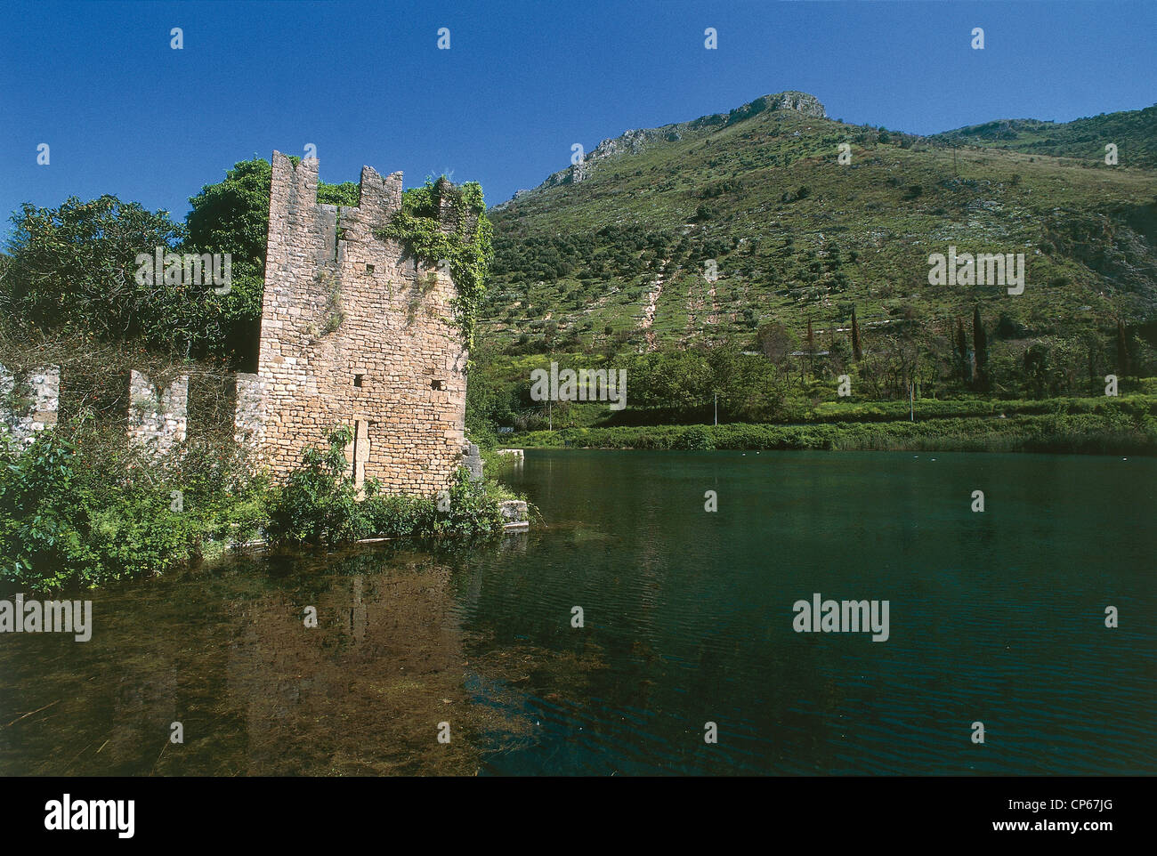 Lazio - Cisterna di Latina (Lt) - Gärten von Ninfa, Oase WWF. Ruinen der Burg. Stockfoto