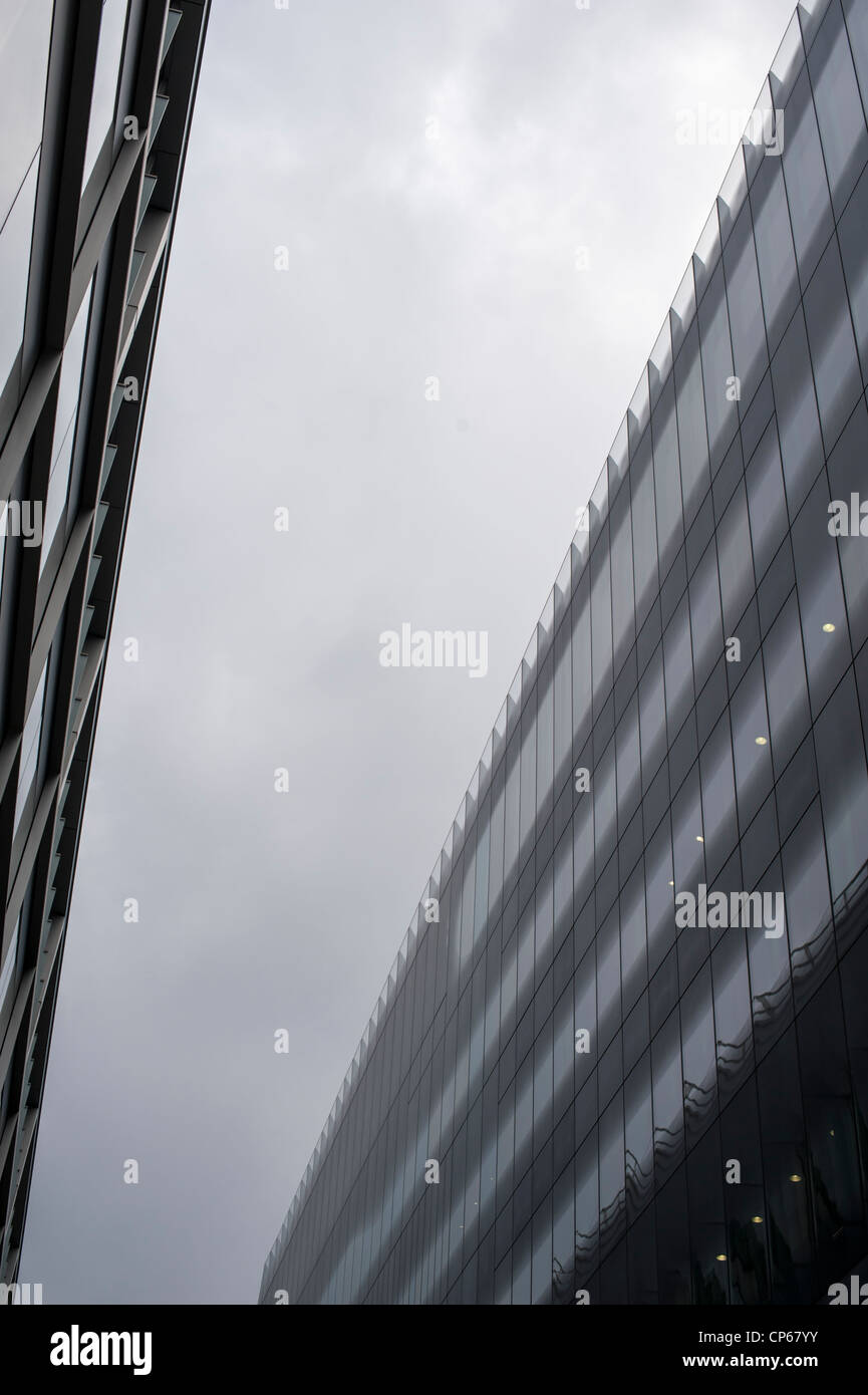 Modernen Glasgebäuden im Brot Street London UK. An einem bewölkten Tag mit monochromen Muster. Stockfoto