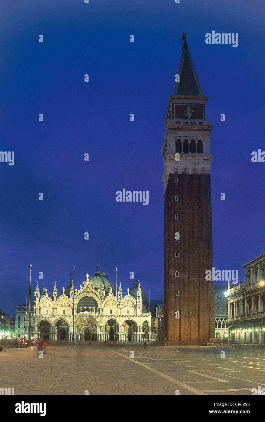 Veneto-Venedig (UNESCO-Weltkulturerbe, 1987). Piazza San Marco mit der Basilika und den Glockenturm des gleichen Namens. Nacht. Stockfoto