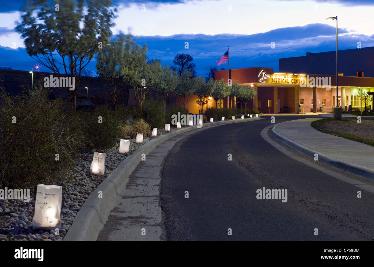 Abenddämmerung Ansicht des Denkmals beleuchtet Luminaria Linie den Eingang zum Herzen der Rockies Regional Medical Center, Salida, Co Stockfoto