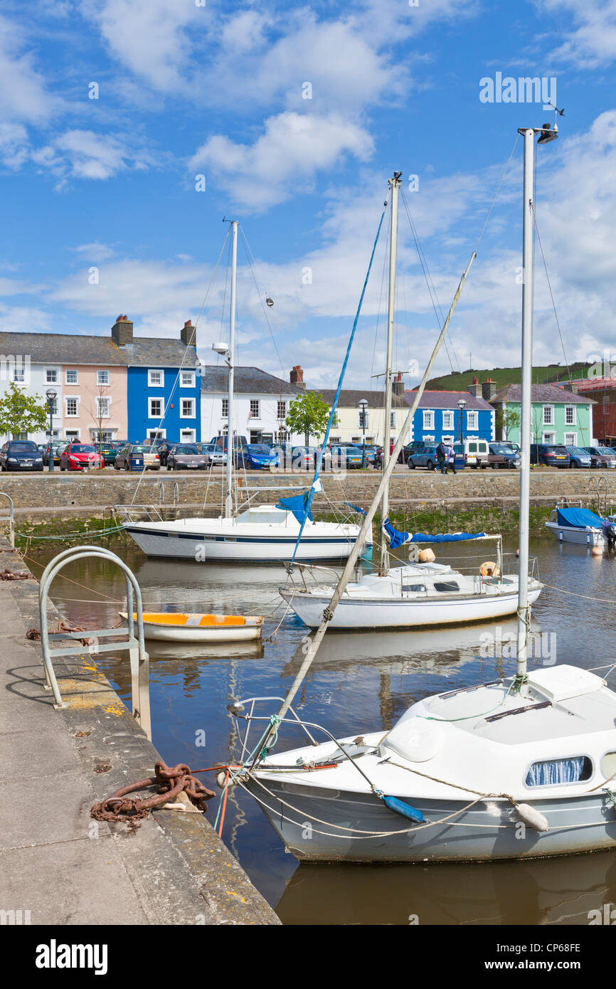 Yachten und kleine Boote in Aberaeron Innenhafen Mid Wales Ceredigion Küste UK GB EU Europa Stockfoto