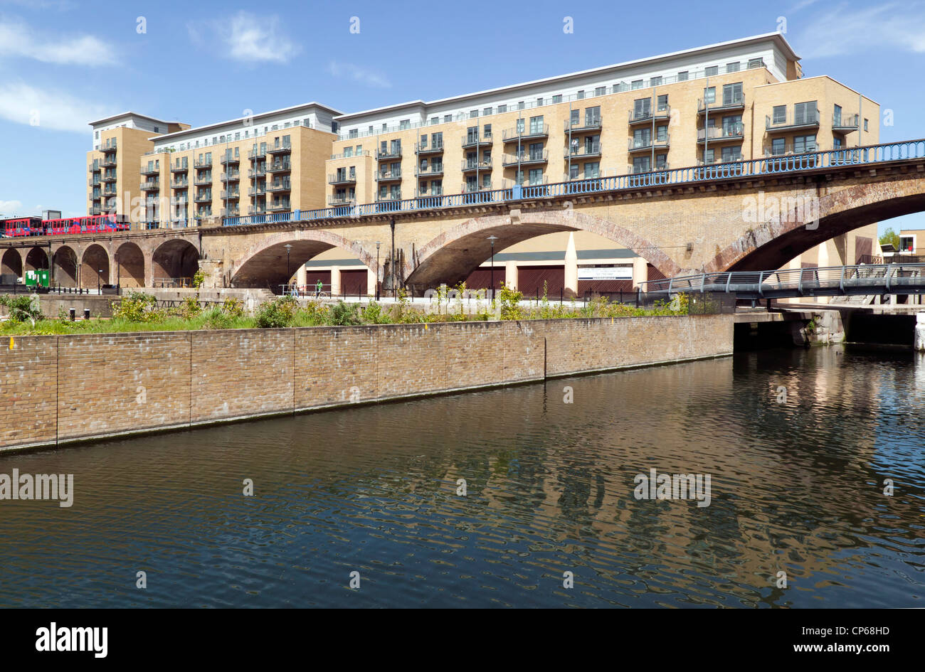 Luxus-Appartements an der neu entwickelten Limehouse Bassin, Tower Hamlets, London Stockfoto