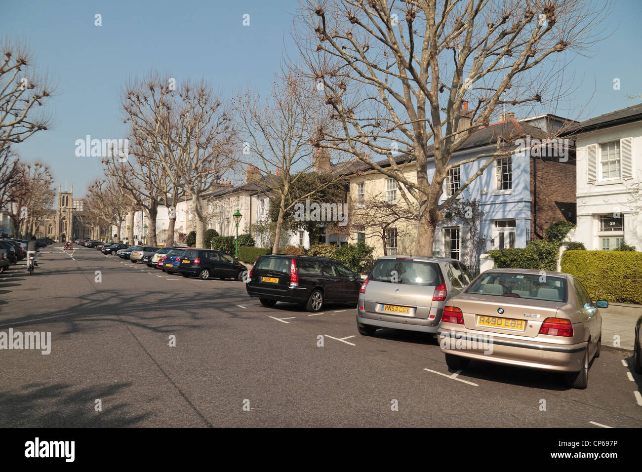 Gesamtansicht entlang Addison Avenue W11 im Royal Borough of Kensington und Chelsea, London, UK.  März 2012 Stockfoto