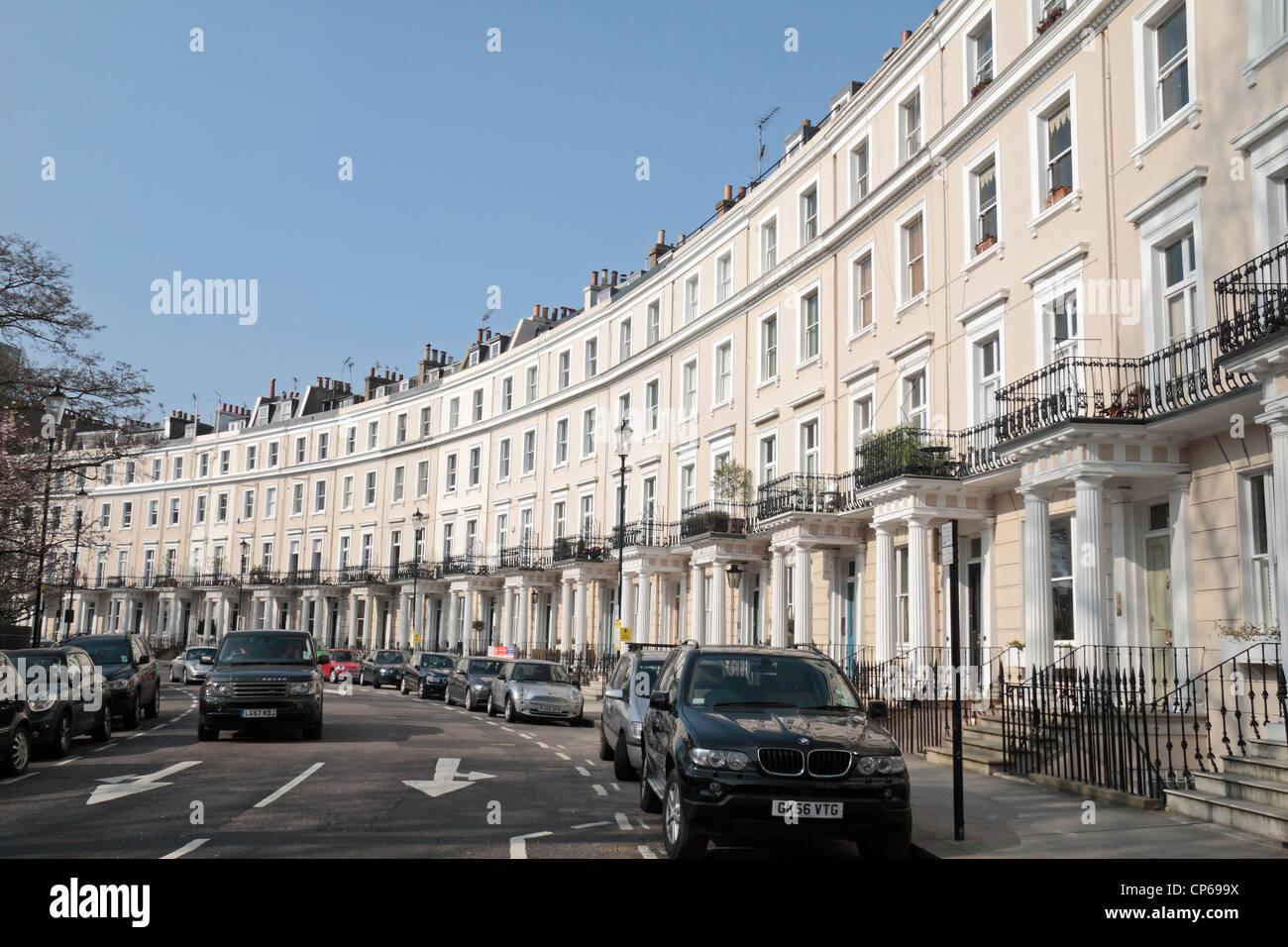 Gesamtansicht entlang Royal Crescent W11 im Royal Borough of Kensington und Chelsea, London, UK.  März 2012 Stockfoto