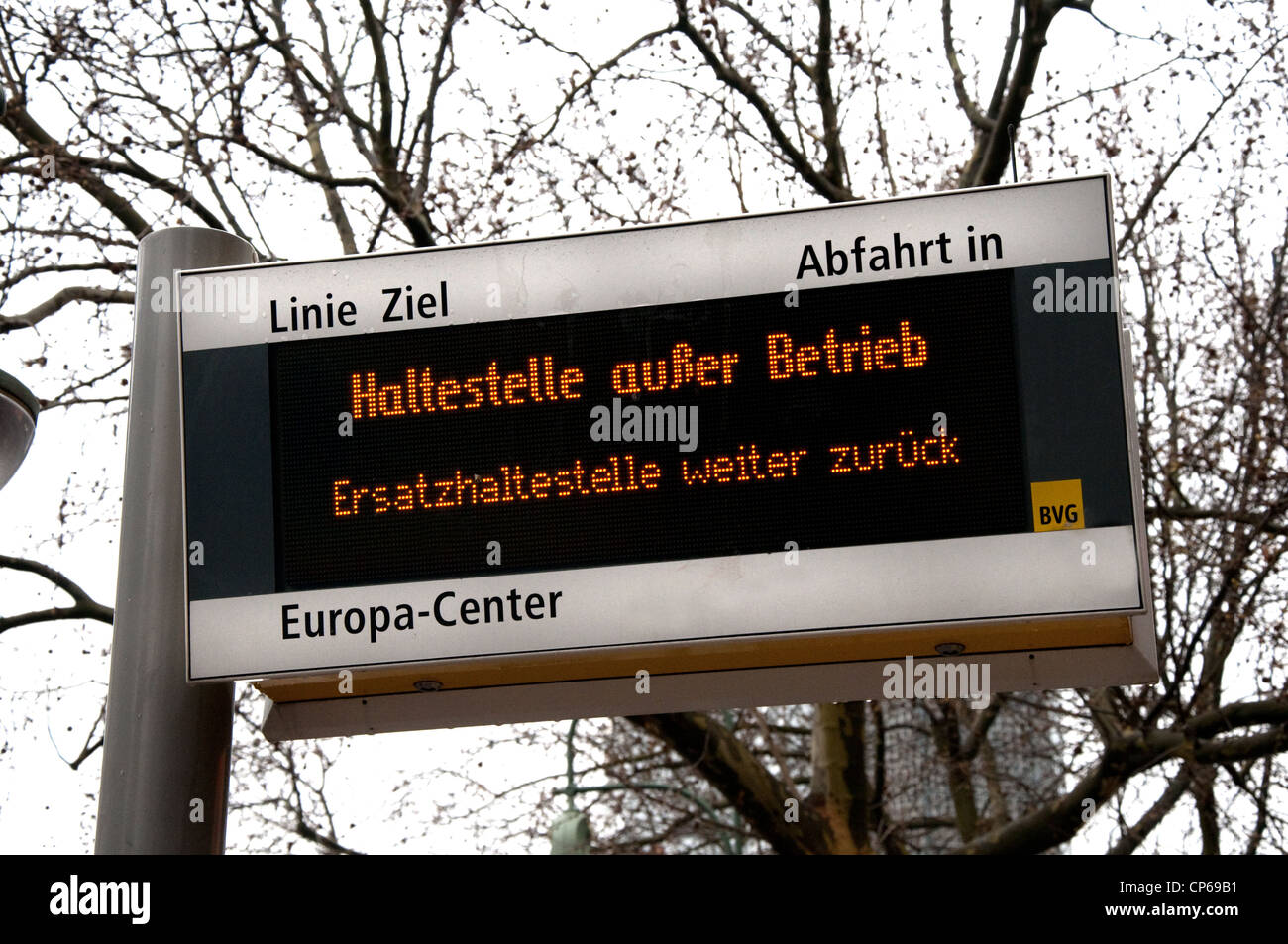 Berlin, Deutschland. Bushaltestelle... Elektronische Unterschrift "Bushaltestelle nicht in Betrieb - temporäre stop weiteren hinten" Stockfoto