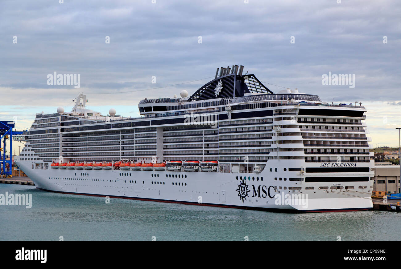 MSC ein großes Kreuzfahrtschiff in einem Hafen im Mittelmeer. Stockfoto