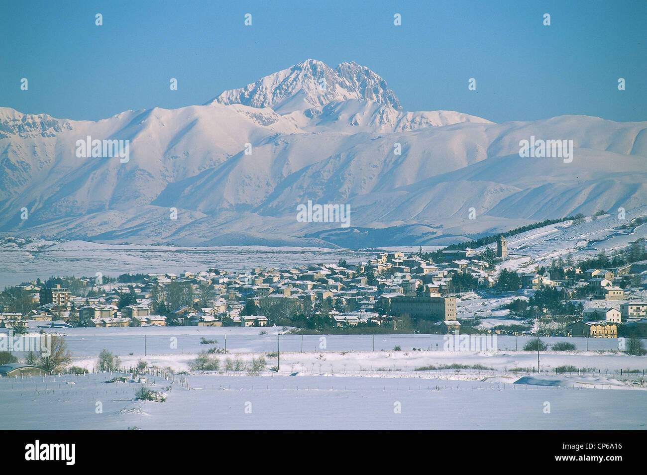 Abruzzen - Rocca di Mezzo (l ' Aquila). Blick auf den Gran Sasso in den Hintergrund. Stockfoto