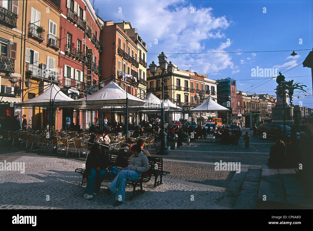 Sardinien - Cagliari - Straßencafés in Piazza Yenne. Stockfoto