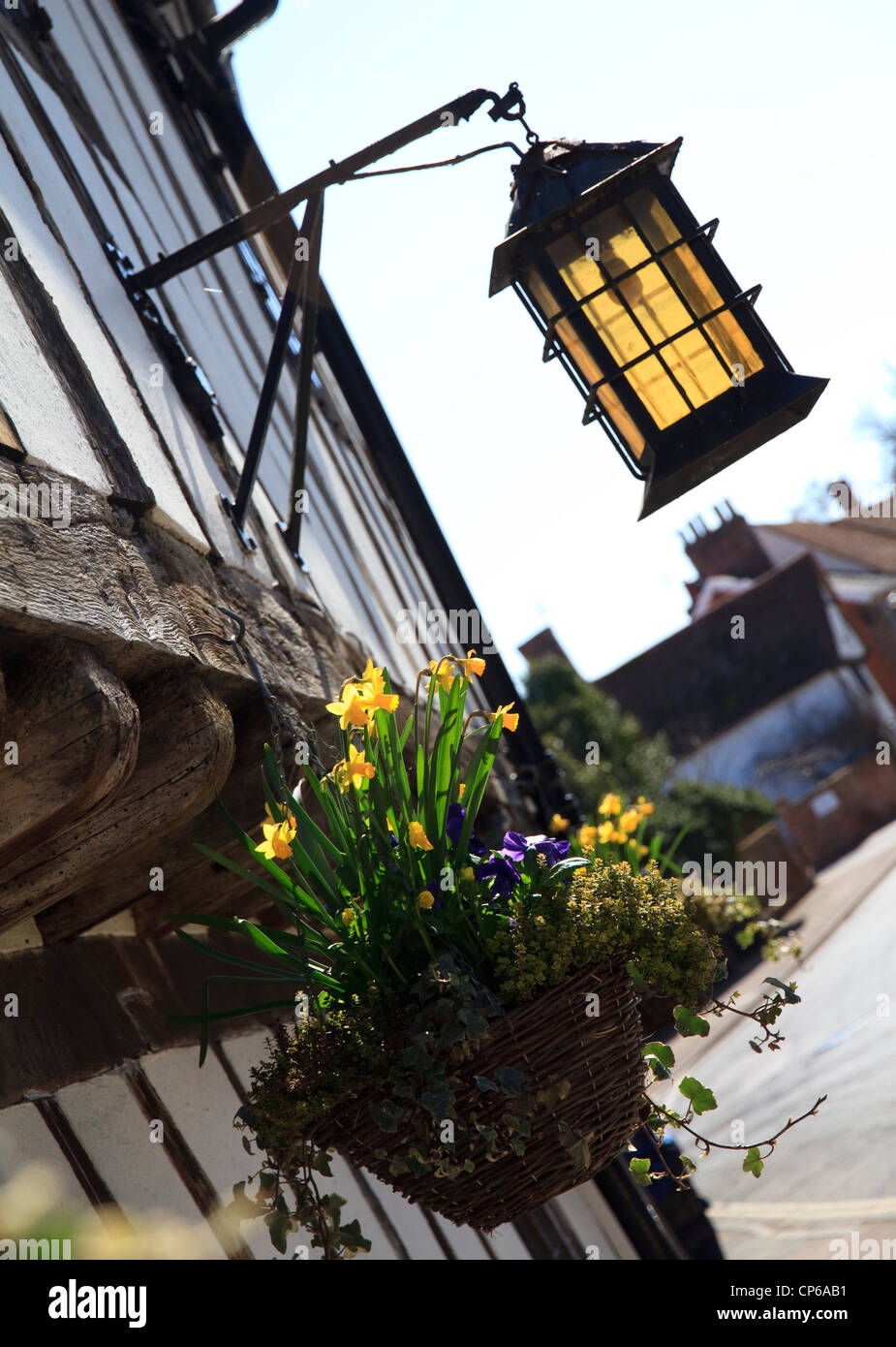Eine alte Lampe und hängenden Korb im Swan Hotel in der malerischen Stadt Lavenham in Suffolk Stockfoto