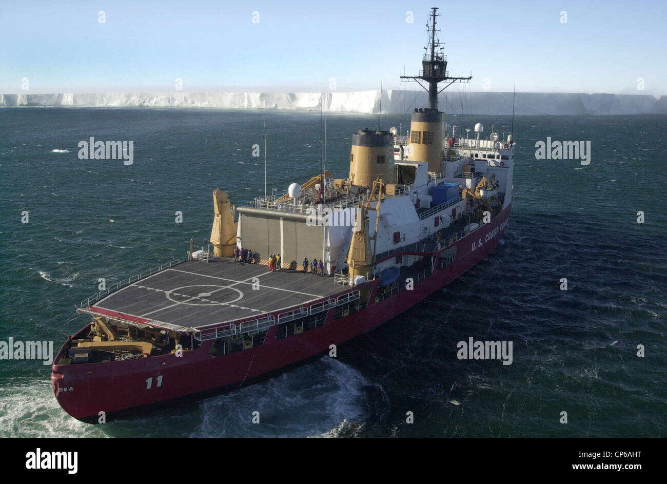 Die US Coast Guard Cutter Polarmeer bekommt einen genaueren Blick auf Eisberg B-15A am Rande des McMurdo-Sund. Stockfoto
