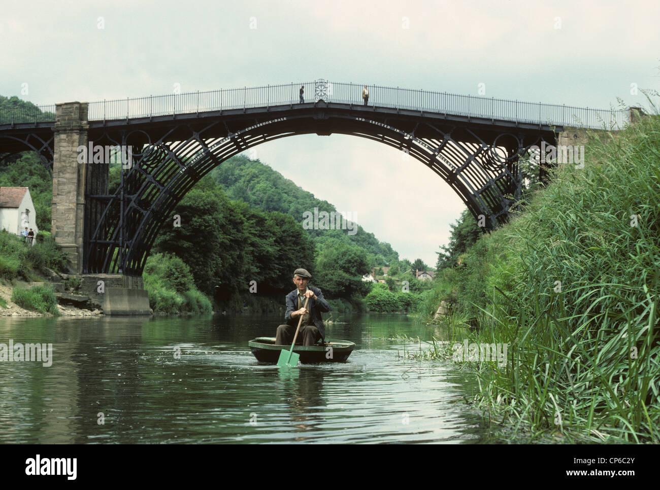 Ironbridge Coracle Maker Eustace Rogers on the River Severn 1982 BILD VON DAVID BAGNALL Stockfoto