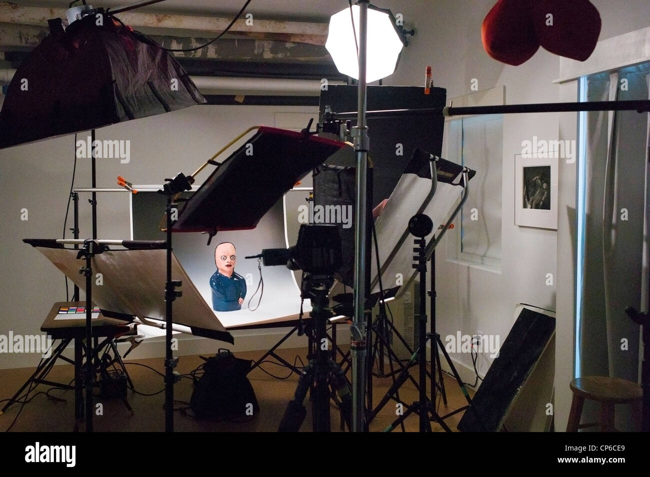 Beleuchtung, Griff und Kamera-Ausrüstung in einem kommerziellen Fotostudio. Stockfoto