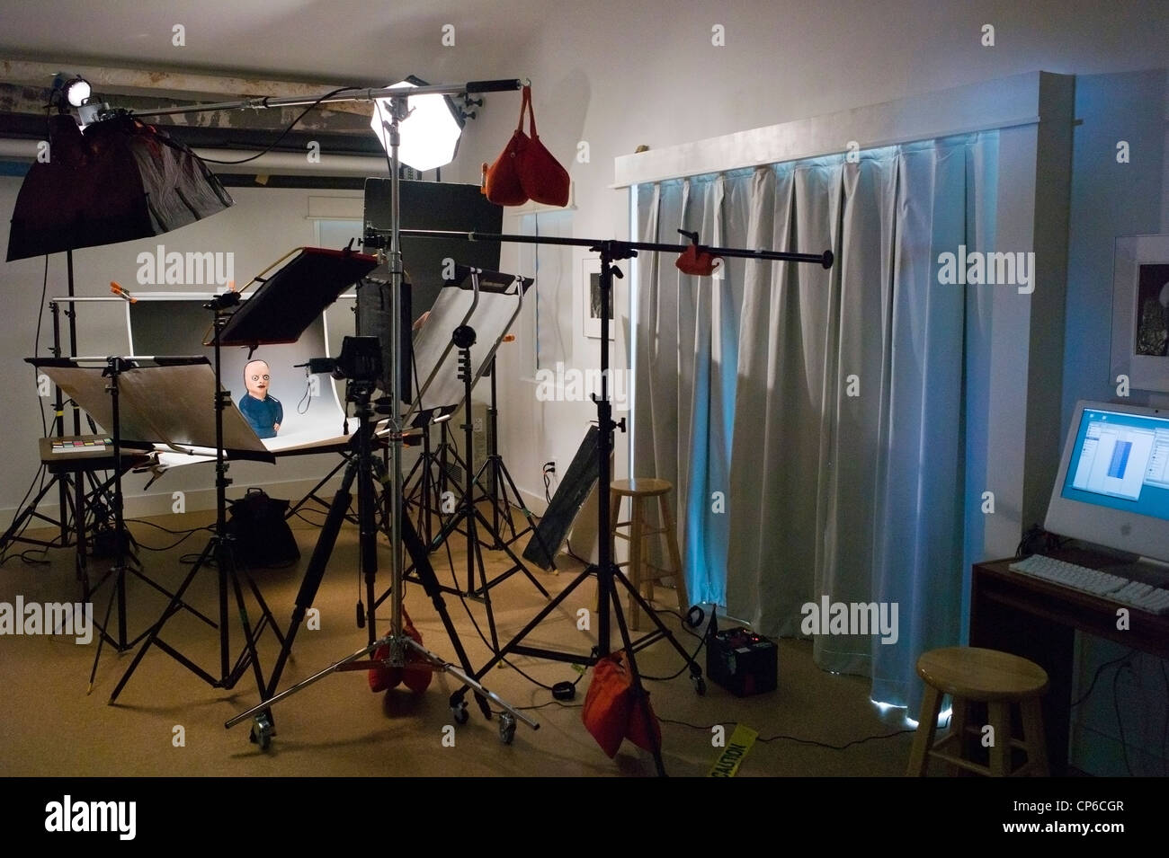 Beleuchtung, Griff und Kamera-Ausrüstung in einem kommerziellen Fotostudio. Stockfoto