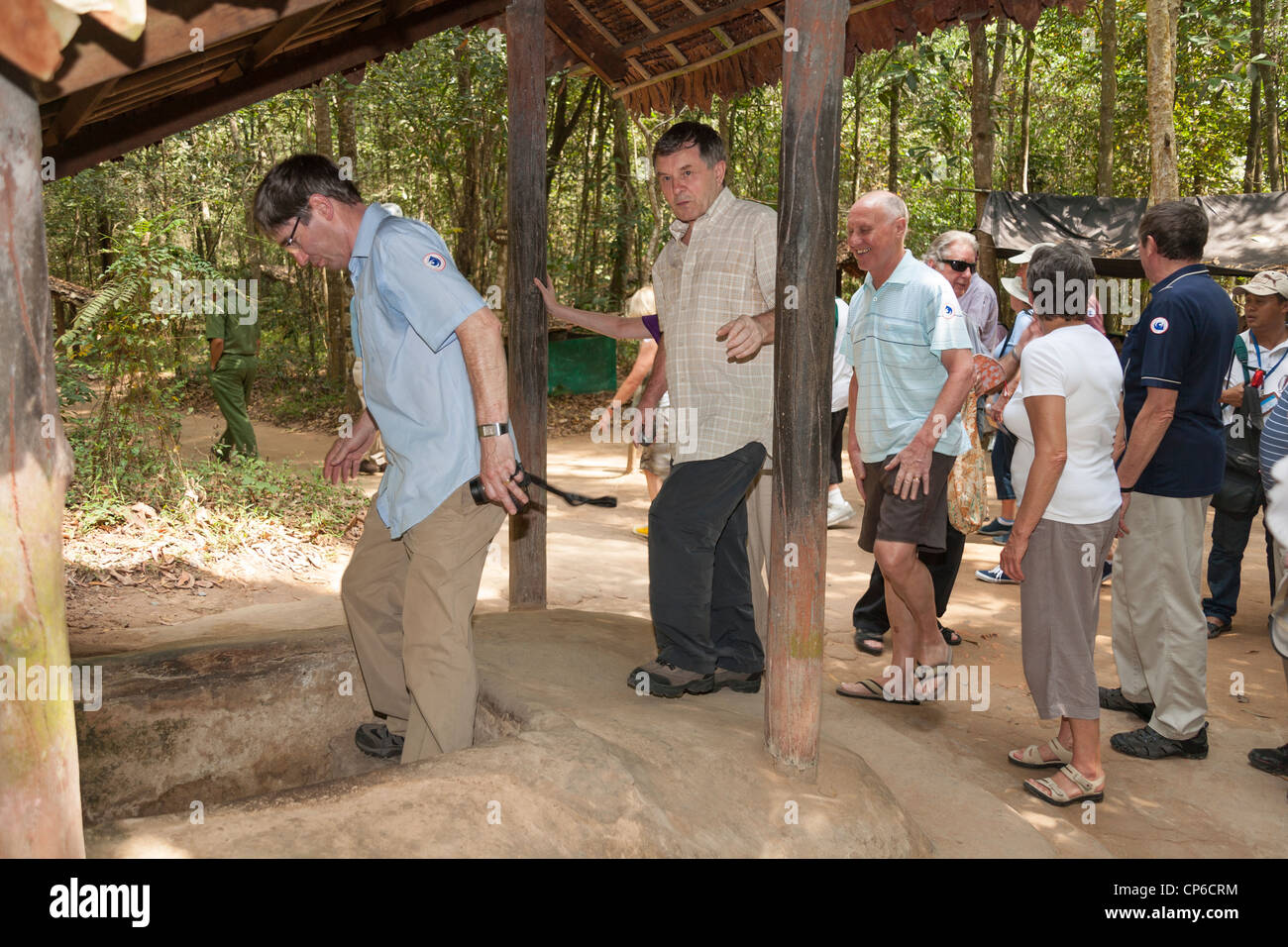 Touristen, die in einem Cu Chi Tunnel bei Ben Dinh, Cu Chi, in der Nähe von Ho Chi Minh Stadt (Saigon), Vietnam Stockfoto