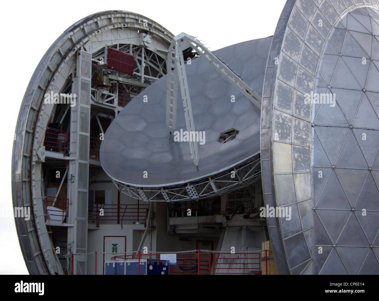 Das Caltech Submillimeter Observatory in Mauna Kea, Hawaii, wurde für astronomische Beobachtungen im Submillimeter-Wellenlängenbereich genutzt und trug zur Erforschung von interstellarem Staub, Galaxien und Sternentstehung bei. Stockfoto Das Caltech Submillimeter Observatory in Mauna Kea, Hawaii, wurde für astronomische Beobachtungen im Submillimeter-Wellenlängenbereich genutzt und trug zur Erforschung von interstellarem Staub, Galaxien und Sternentstehung bei. Stockfoto