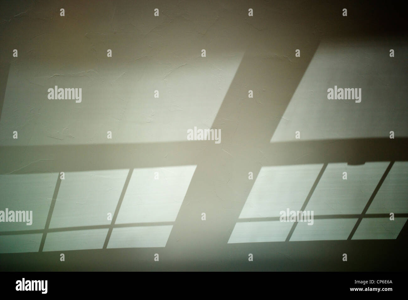 Reflexionen, Schatten und Fenstermuster Anschlagen der gewölbten Decke von einem home-Office. Stockfoto