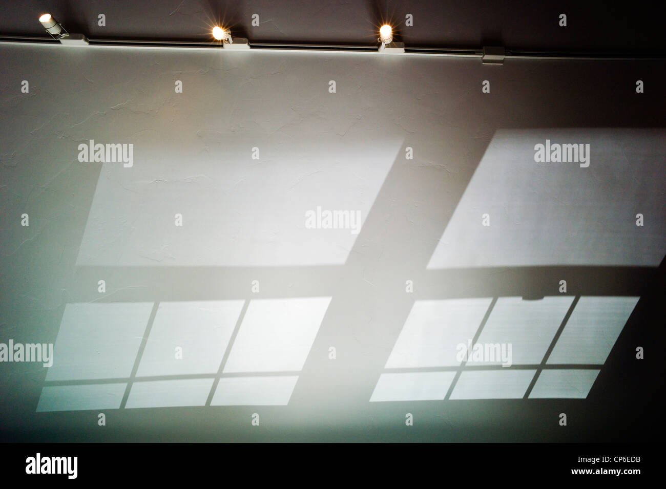 Reflexionen, Schatten und Fenstermuster Anschlagen der gewölbten Decke von einem home-Office. Stockfoto