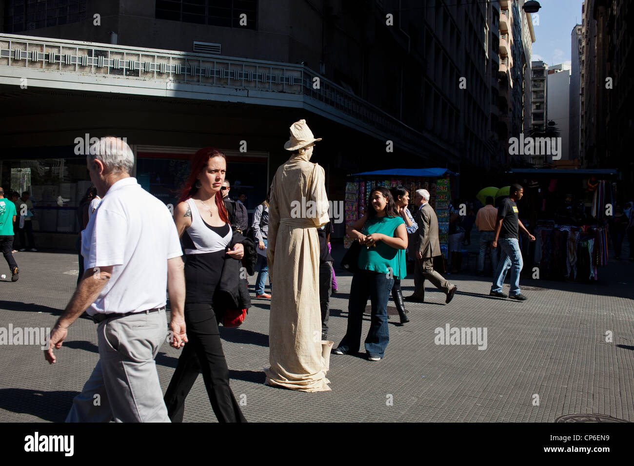 Lebende Statue Innenstadt von Sao Paulo Brasilien Pantomime posieren stundenlang auf Straße wie eine Statue mit realistischen Statue wie Make-up Stockfoto