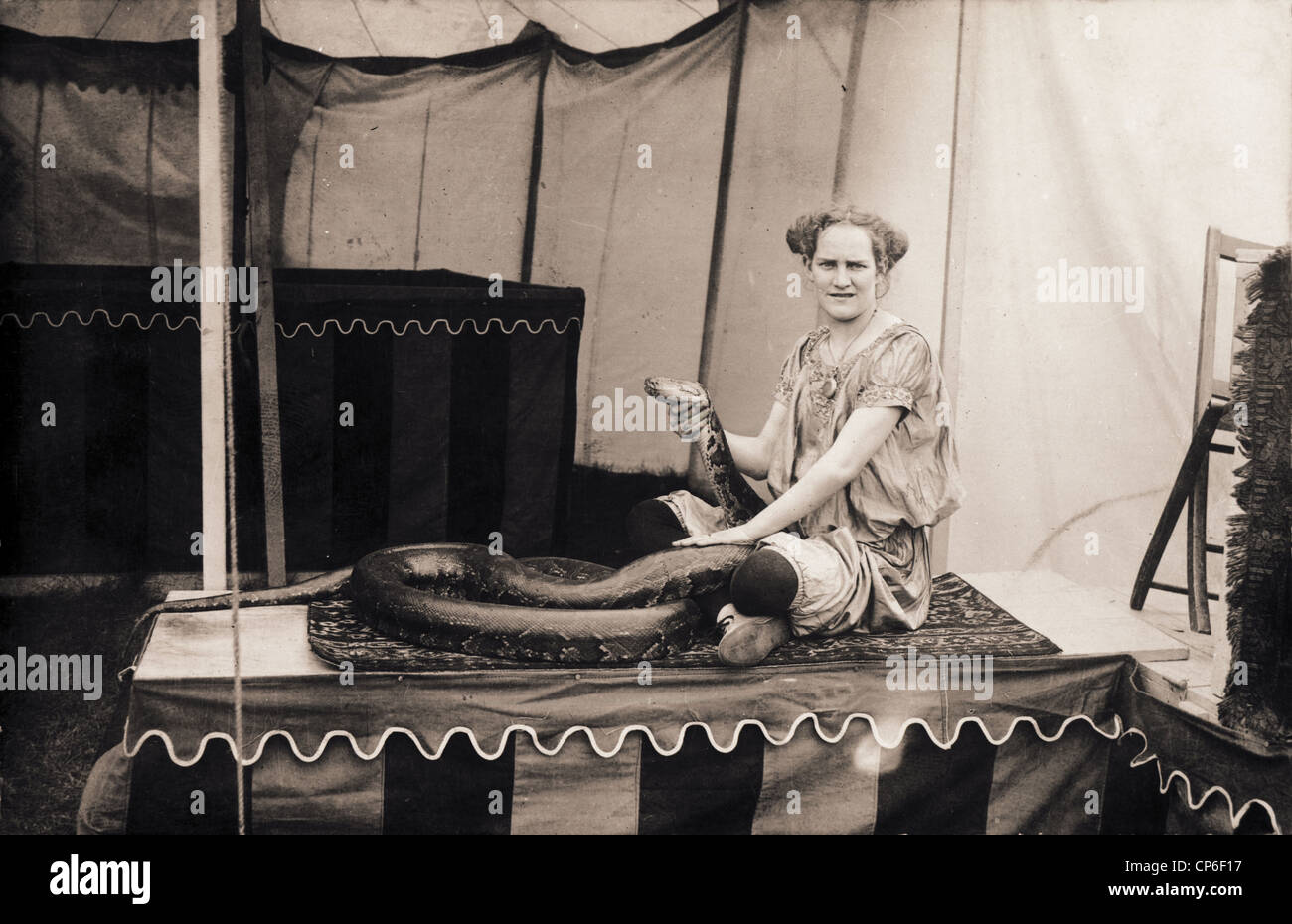 Zirkus Sideshow Frau Schlange Handler Stockfoto