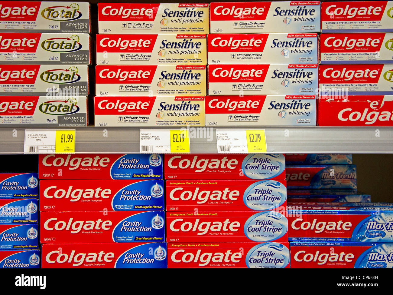 Colgate Zahnpastatuben in eine britische Supermarktkette Stockfoto