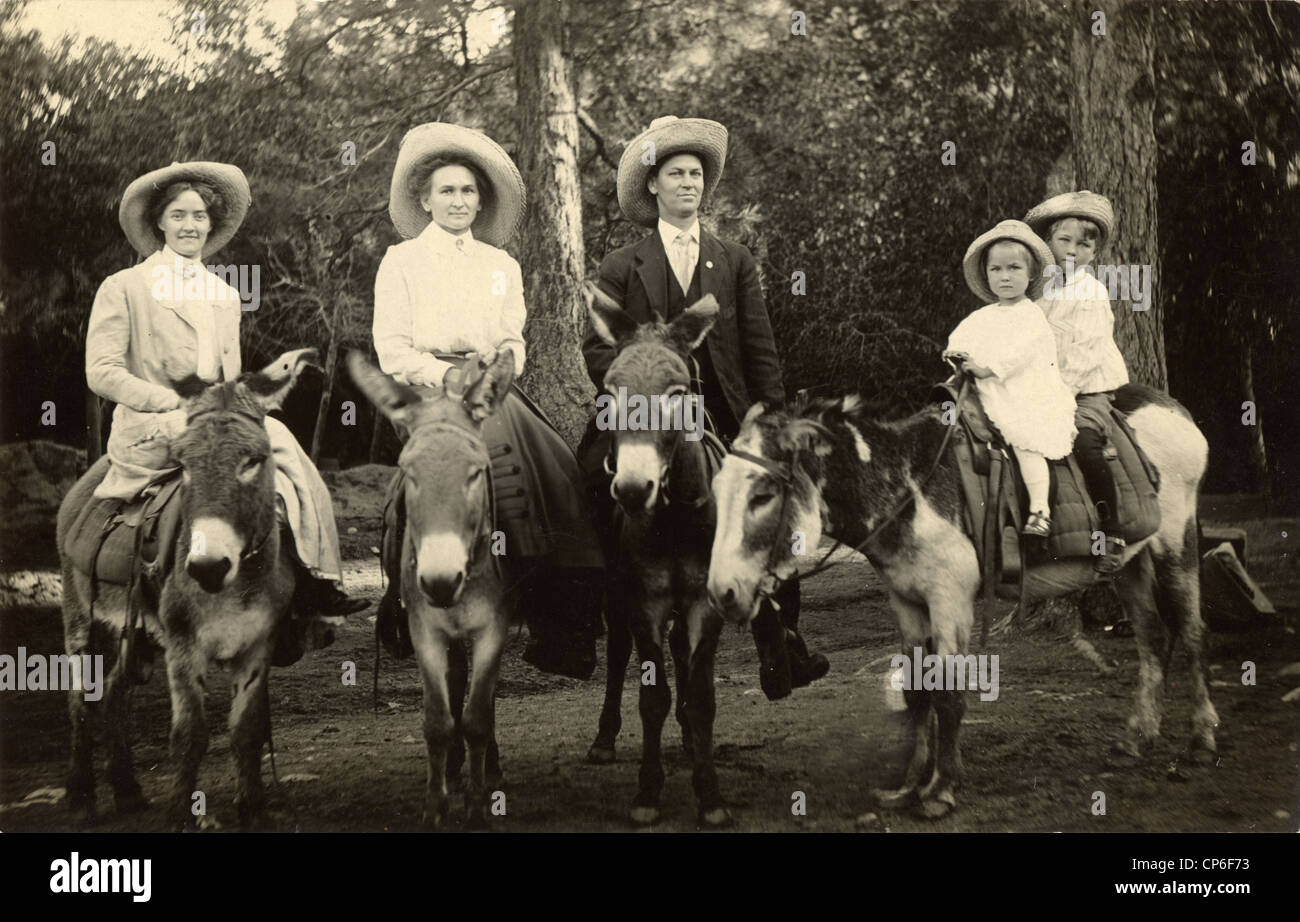 Fünfköpfige Familie vier Esel reiten Stockfoto