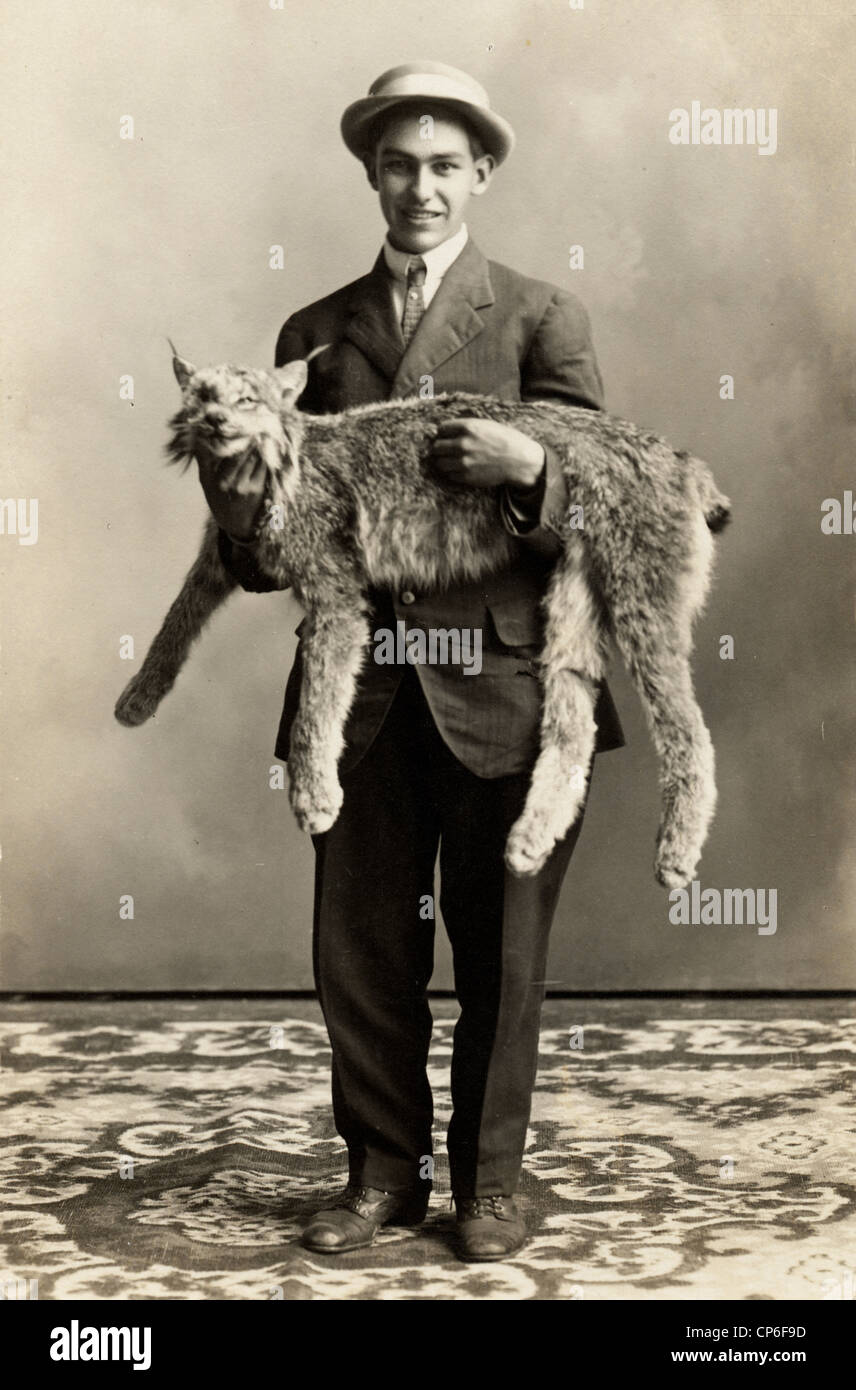 Junger Mann mit enormen Haustier Katze Stockfoto