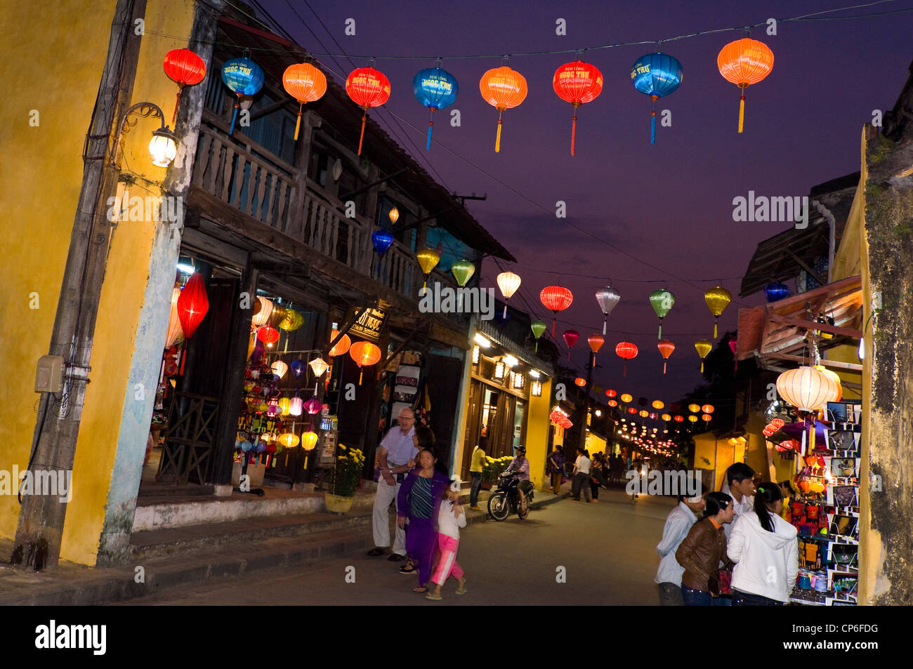 Horizontale der traditionellen Souvenir Geschäfte offen für Unternehmen entlang einer Straße in Hoi an einem dekorierten mit Laternen beleuchtet in der Nacht. Stockfoto