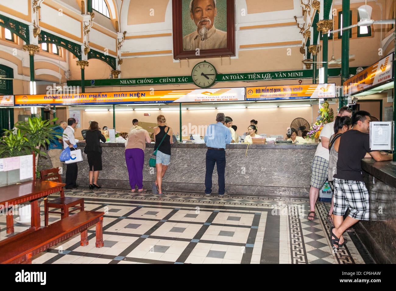 Menschen innerhalb der Central Post Office, Ho Chi Minh Stadt (Saigon), Vietnam Stockfoto