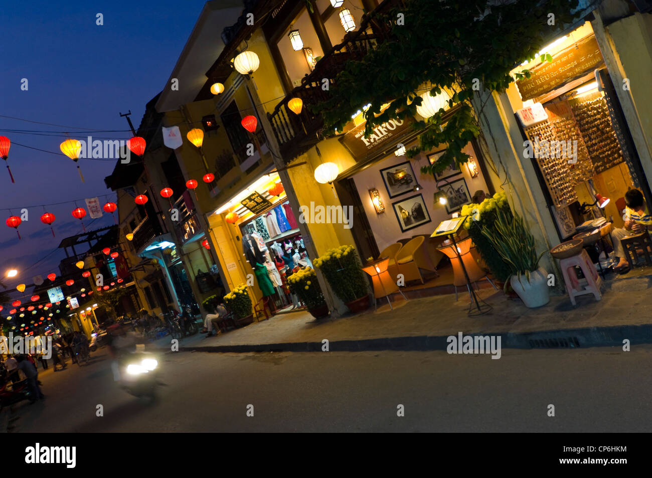 Horizontaler Winkel Blick entlang einer traditionellen Straße in Hoi An mit Laternen für die Tet Feierlichkeiten dekoriert nachts beleuchtet, Vietnam. Stockfoto