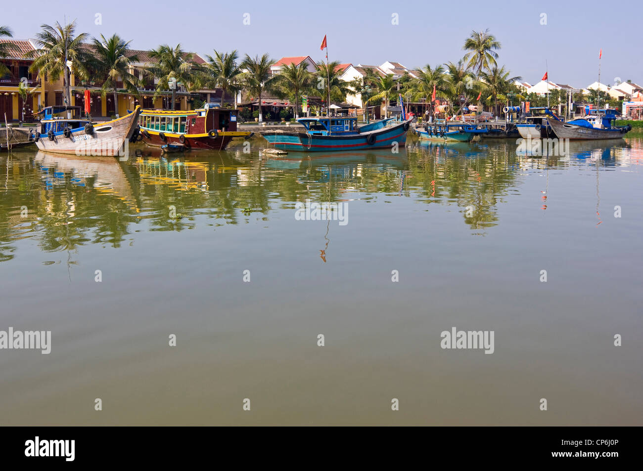 Horizontale Ansicht der Boote an der Mündung der Thu Bồn River fließt durch das Zentrum von Hoi an Old Town. Stockfoto