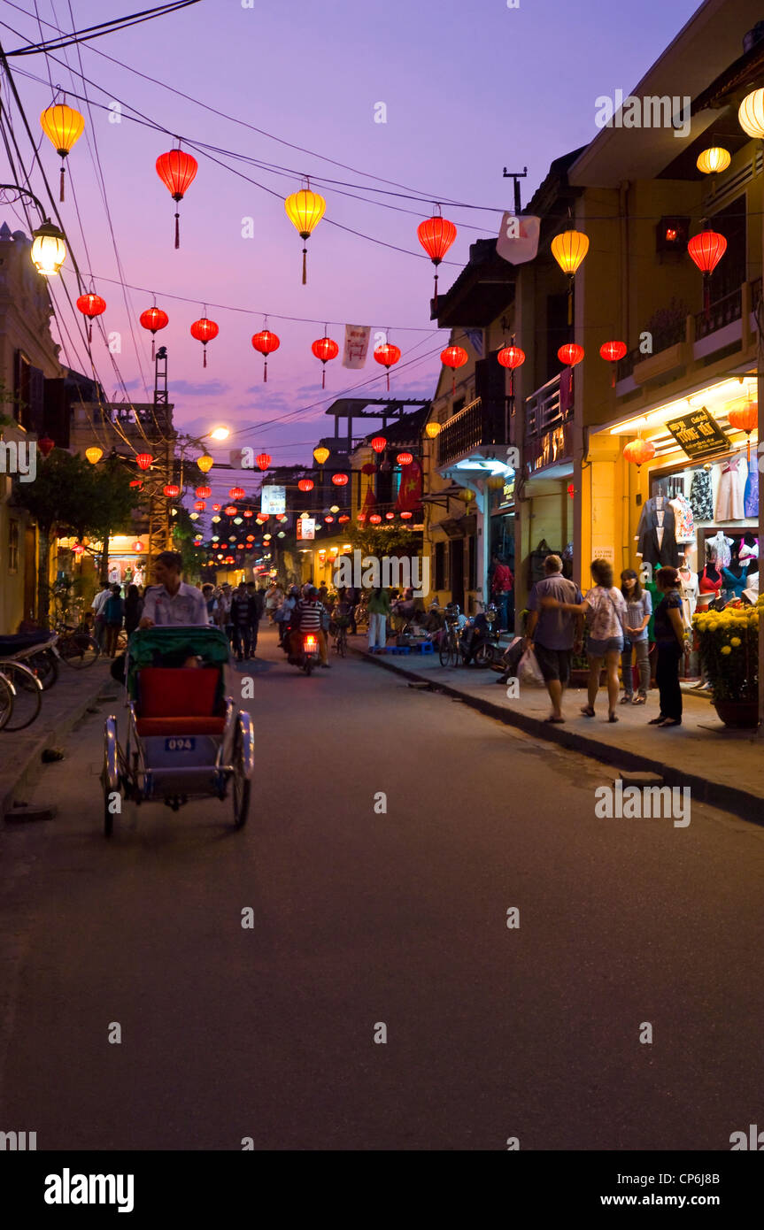 Vertikale Blick entlang einer traditionellen Straße in Hoi an einen dekorierten mit Laternen beleuchtet in der Nacht. Stockfoto
