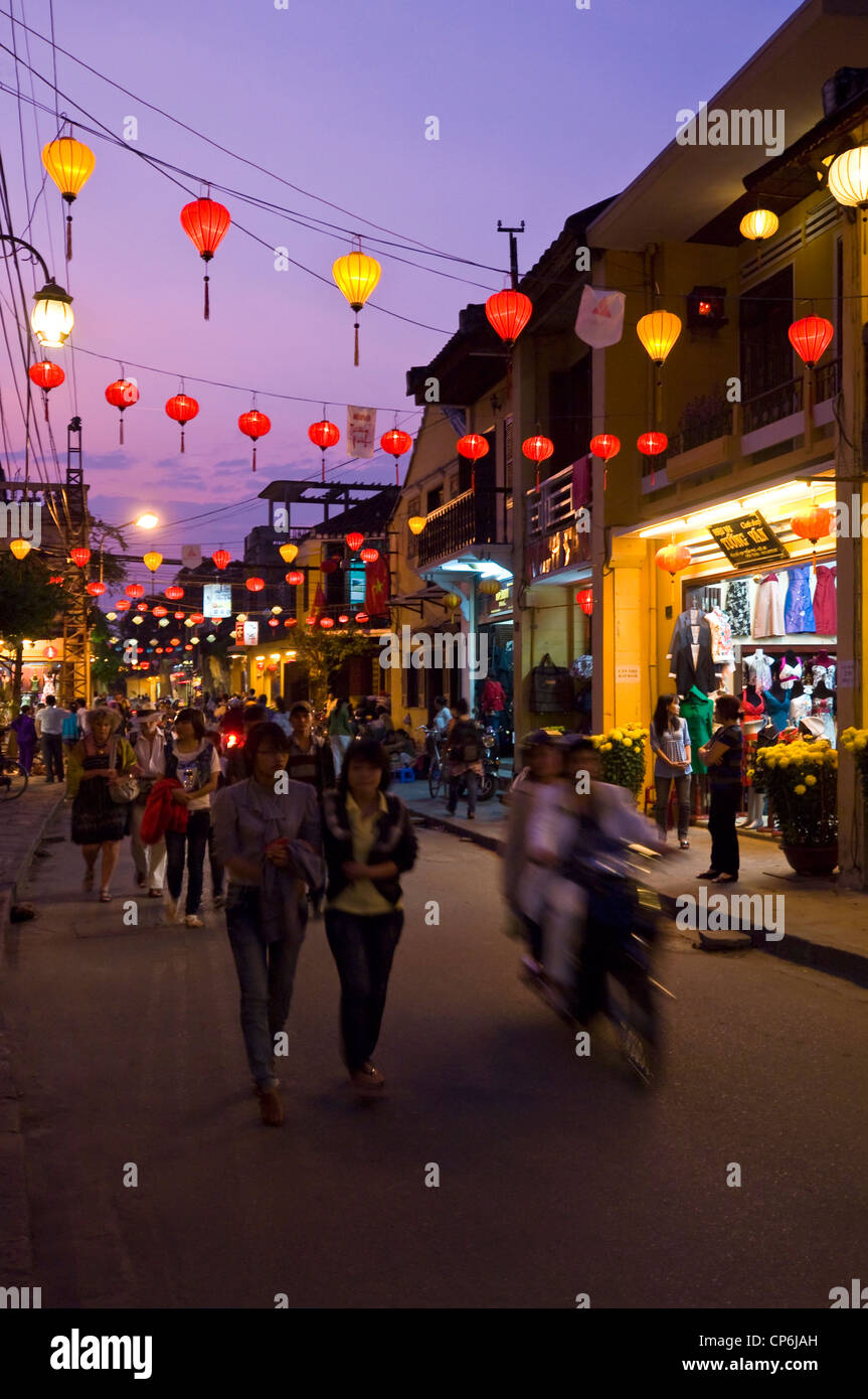 Vertikale Ansicht entlang einer befahrenen Straße in Hoi An, dekoriert mit Laternen, die nachts während der Tet Festival, Vietnam beleuchtet. Stockfoto