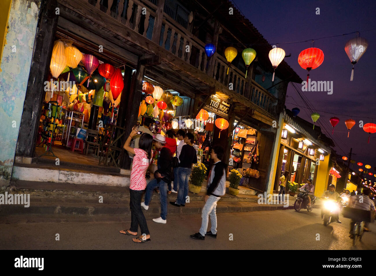 Horizontale Ansicht von Touristen fotografieren der traditionellen Laterne Geschäfte entlang einer Straße in Hoi An mit Laternen beleuchteten eingerichtet, Vietnam. Stockfoto