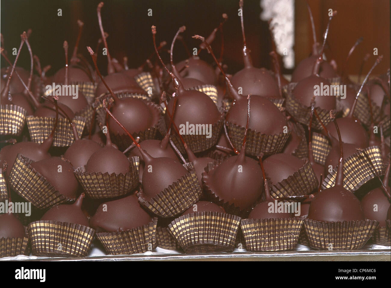 Piemont - Turin. Gertosio des Konditors, Maraschino-Kirschen mit Schokolade überzogen. Stockfoto