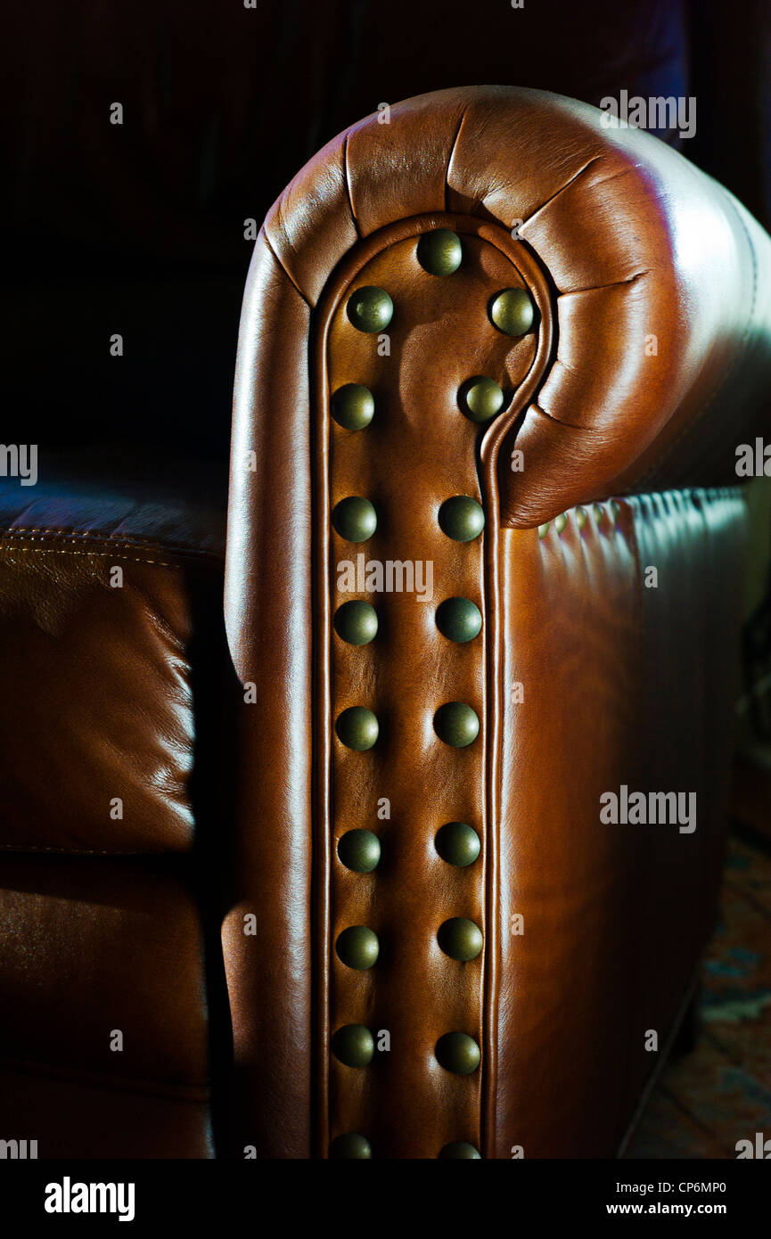 Nahaufnahme Foto des Sonnenlichts auf einem feinem Leder Sessel Sitz Stockfoto